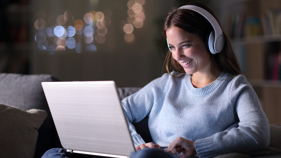 Studentin im online Digital Marketing Studiengang 