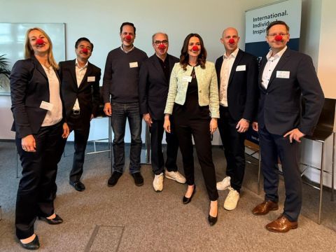 Mit roten Pappnasen beging die ISM in Köln ihr 11-jähriges Campusjubiläum ganz nach kölscher Manier. Auf dem Bild (v.l.n.r.): Prof. Dr. Audrey Mehn, Daisuke Motoki, Prof. Dr. Hanns-Ferdinand Müller, Katharina Günther, Thomas Lurz und Prof. Dr. Ulrich Lichtenthaler.