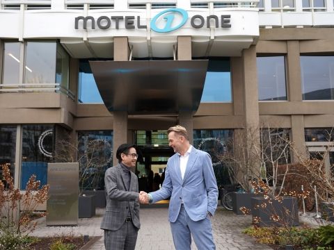 Daisuke Motoki, Vice President Corporate Relations und Managing Director an der ISM, und Daniel Müller, Co-CEO bei Motel One. Foto: Motel One