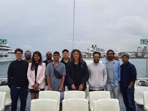 Die MBA-Gruppe am Hafen von Barcelona